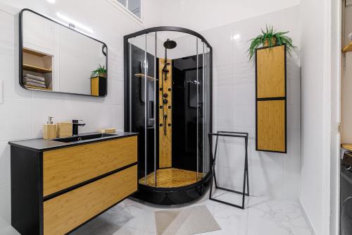 une salle de bain avec douche et lavabo dans l'établissement 36 STALNGRAD - Appartement spacieux - Le Port - 6 pers, à Nice