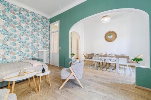 un salon avec un lit et une table dans l'établissement 36 STALNGRAD - Appartement spacieux - Le Port - 6 pers, à Nice