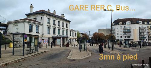 a city street with buildings and people walking on the street at ENTRE GUILLEMETS, Terrasse privée, 2 chambres, Parking privé, proche de Paris in Brétigny-sur-Orge