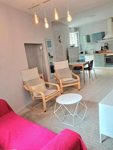 un salon avec deux chaises et une table dans l'établissement Beau F2 au coeur de Hyères, à Hyères