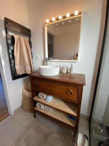 une salle de bain avec un lavabo et un miroir dans l'établissement Maison neuve 4 personnes TELGRUC SUR MER 2 chambres, à Telgruc-sur-Mer