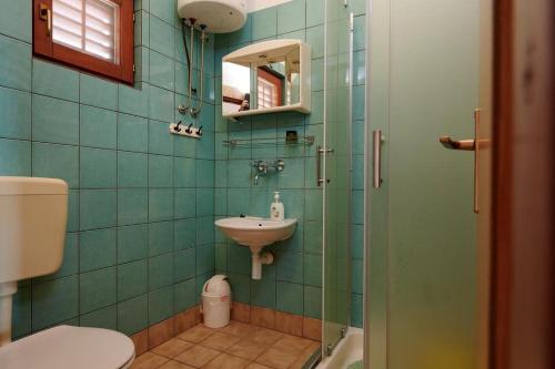 Kúpeľňa v ubytovaní Apartment in Trogir with sea view, balcony, air conditioning, W-LAN 5055-2