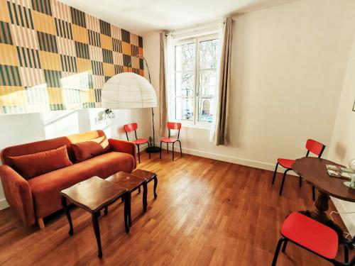 un salon avec un canapé et une table dans l'établissement 2 chambres - entrée privée - gare & palais de congés à 5 min, à Tours
