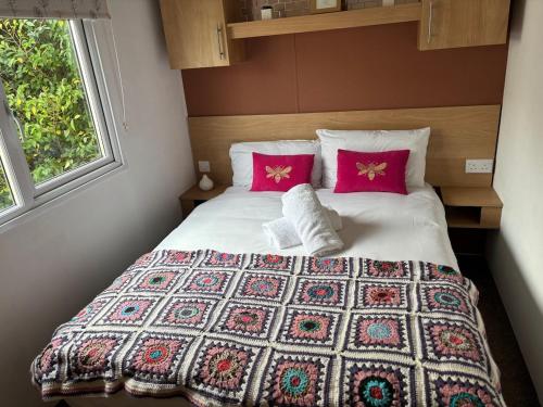 Una cama o camas en una habitación de Beautiful Caravan Phoenix