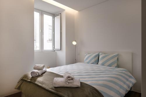 En eller flere senge i et værelse på Cozy Figueira Apartment