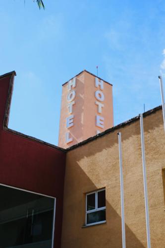 a hotel sign on top of a building at Meu Hotel Boituva in Boituva