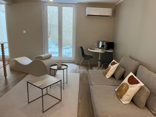 Гостиная зона в Suite Romantique - Love Room Valence Amour et Bulles - Jacuzzi - Lit king size avec miroir XXL - Sofa Tantra - Drôme Ardèche