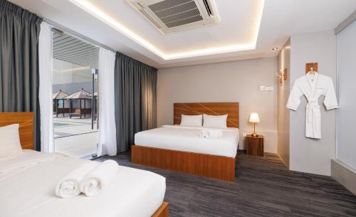 Postel nebo postele na pokoji v ubytování The Bed Bukit Bintang