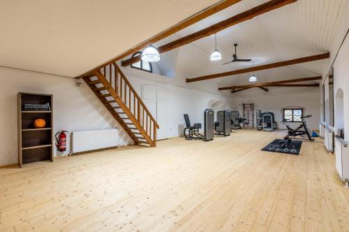an empty room with a gym with a wooden floor at Apartments am Schloss Mühldorf in Feldkirchen an der Donau
