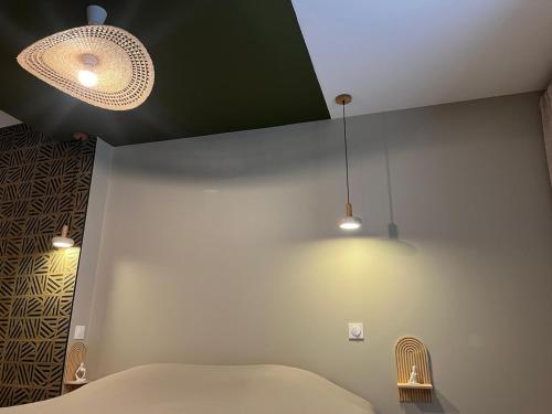 Ванная комната в Suite Romantique - Love Room Valence Amour et Bulles - Jacuzzi - Lit king size avec miroir XXL - Sofa Tantra - Drôme Ardèche
