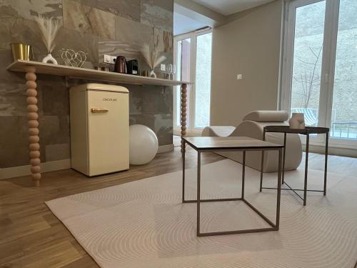 Кухня или мини-кухня в Suite Romantique - Love Room Valence Amour et Bulles - Jacuzzi - Lit king size avec miroir XXL - Sofa Tantra - Drôme Ardèche
