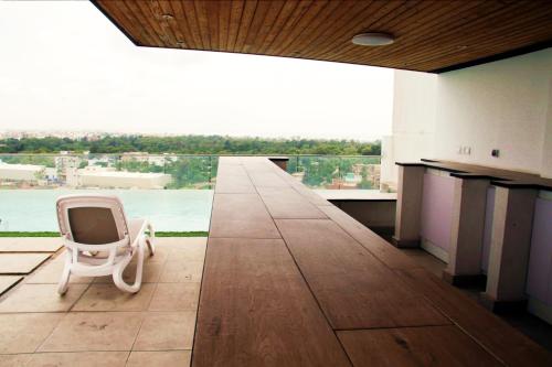 una silla blanca sentada en un balcón con vistas en DakarByDays-DBD008 appartement Astrid 1 chambre, en Dakar