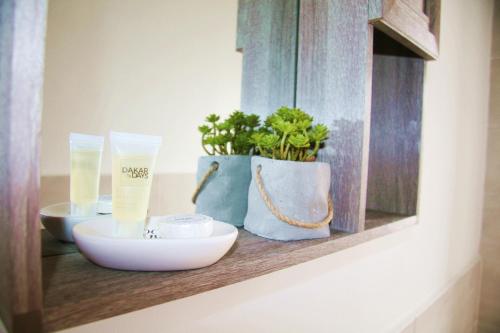 estante del baño con fregadero y macetas en DakarByDays-DBD008 appartement Astrid 1 chambre, en Dakar