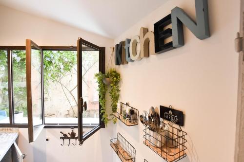 un mur dont l'extrémité du mot y est écrite dans l'établissement La Suite Lume - Clim et terrasse, à Arles