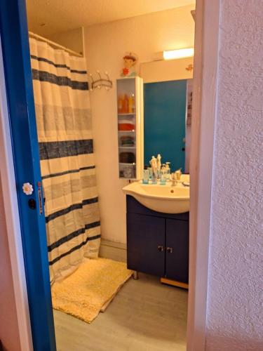 une salle de bain avec un lavabo et une douche dans l'établissement Beach apartment, au Barcarès