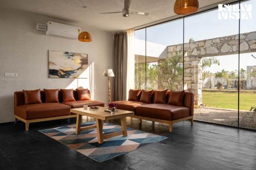 Χώρος καθιστικού στο StayVista at Casa V2 with Pool, WiFi, AC