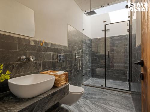Ένα μπάνιο στο StayVista at Casa V2 with Pool, WiFi, AC