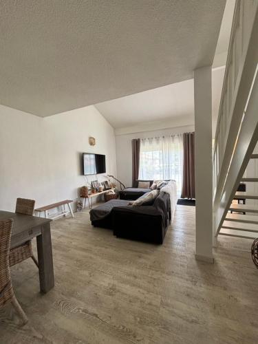 un salon avec un canapé et une table dans l'établissement Maison-Biscarrosse ville-6 pers-lac-océan, à Biscarrosse