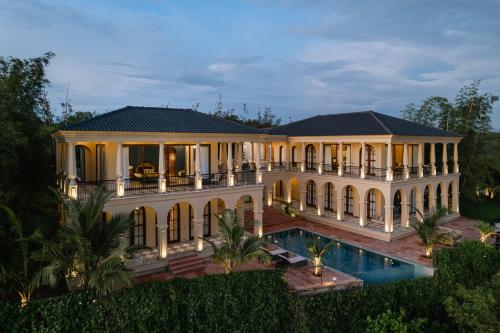 ChopdemにあるLohonoStays Sacri Borod Hill Villa 4の大邸宅(プール付)