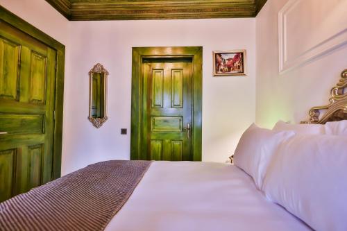 Кровать или кровати в номере Emerald Mansion Hotel