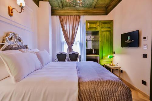 Кровать или кровати в номере Emerald Mansion Hotel