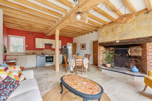 un salon avec une cheminée et une table dans l'établissement La Tourelle de Saint Michel de Livet - Parking, à Livarot