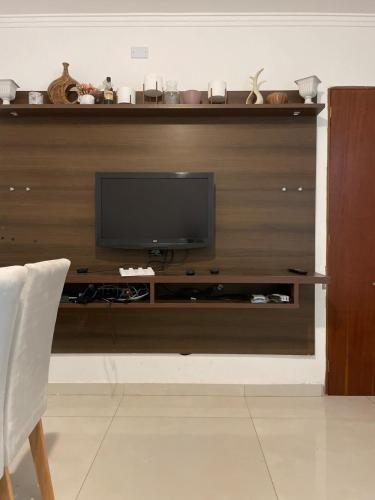 a entertainment center with a flat screen tv on a wall at Casa em Barueri in Barueri