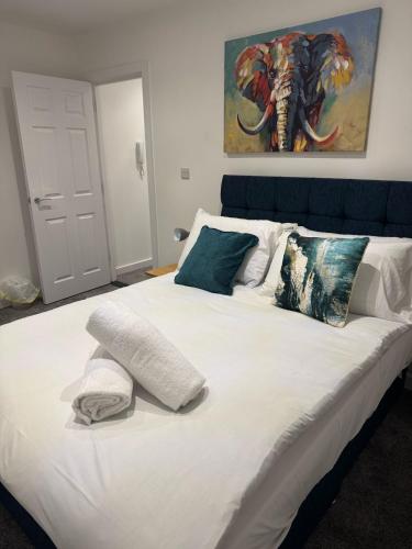 ハルにあるCosy Executive City Apartment 3の白い大型ベッド(タオル付)