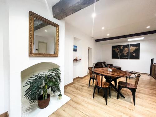 une salle à manger avec une table et un miroir dans l'établissement Appartement spacieux en plein coeur de Bordeaux, à Bordeaux