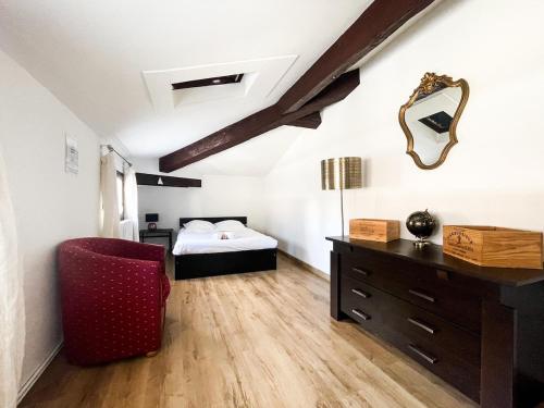 une chambre avec un lit, une commode et un miroir dans l'établissement Appartement spacieux en plein coeur de Bordeaux, à Bordeaux
