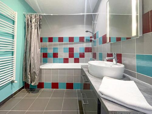 une salle de bain avec un lavabo et une baignoire dans l'établissement Appartement spacieux en plein coeur de Bordeaux, à Bordeaux