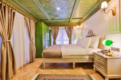 Кровать или кровати в номере Emerald Mansion Hotel