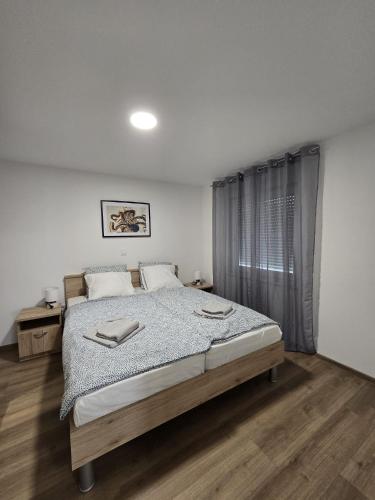 Ένα ή περισσότερα κρεβάτια σε δωμάτιο στο Apartmani Meglić
