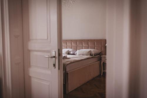 AB Ljubljana - Prince Filip Apartmentにあるベッド