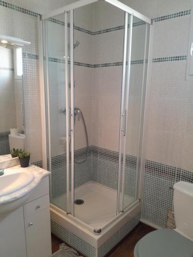 a bathroom with a shower with a toilet and a sink at Maison dans village du sud in Villeneuve-lès-Béziers