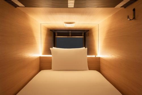 Una cama o camas en una habitación de Zedwell Capsule Hotel Piccadilly Circus