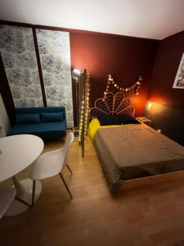 une chambre avec un lit, une table et une chaise dans l'établissement Cosy Studio - Plage et Suquet, à Cannes