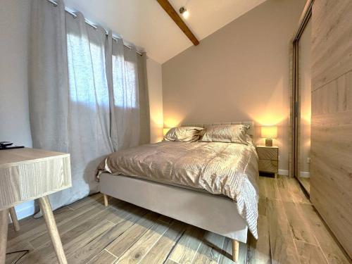 a bedroom with a bed and a window at Appartement T2 Indépendant - 2 personnes in Sotta