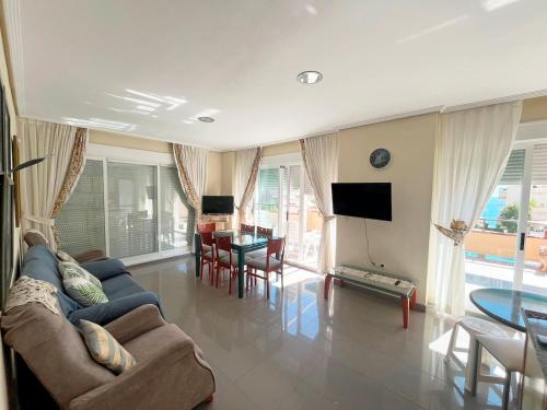 Apartamento en Arenales del Sol con terraza y vistas al mar