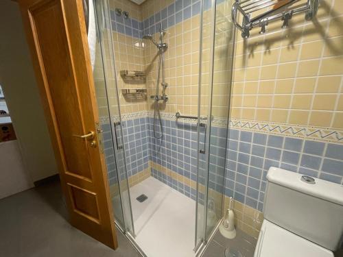 ein Badezimmer mit Glasdusche und Toilette in der Unterkunft Apartamento en Arenales del Sol con terraza y vistas al mar in Arenales del Sol