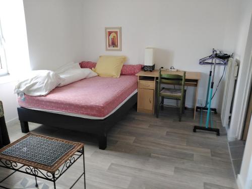 une chambre avec un lit, un bureau et une table dans l'établissement DOUARNENEZ Centre ville, à Douarnenez