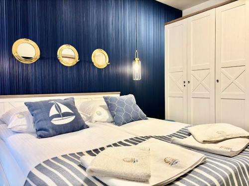 una camera da letto con un letto con pareti e specchi blu di Apartament Viktoria w Perle Mórz blisko morza - Ustronie Morskie - Sianożęty a Sianozety