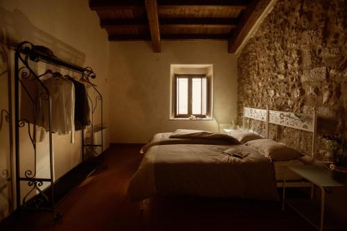1 dormitorio con cama y ventana en Monastero Di Sant'Erasmo, en Veroli