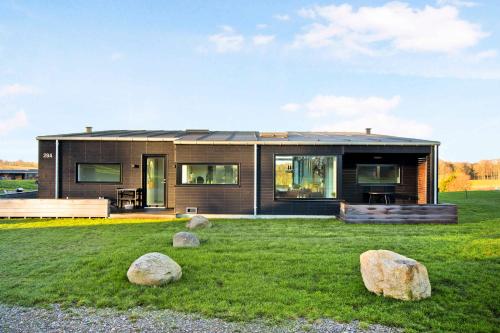 オーベンローにあるNew Modern Holiday Home Near The Beachの庭の岩造りの小屋