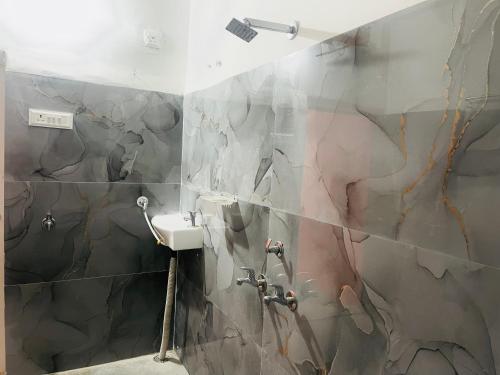 un baño con ducha y lavabo en Hilltop Retreat Near Gomatgiri, en Indore