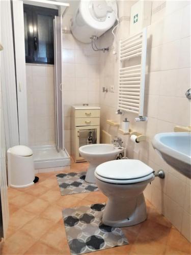 Ένα μπάνιο στο Country Chic Antico Casale - piscina idromassaggio lettini, solarium, cinema experience, wifi, parcheggio