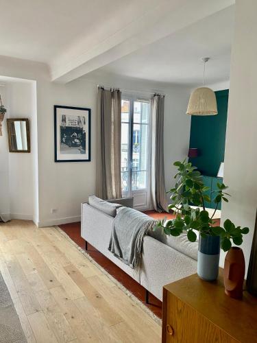 un salon avec un canapé et une fenêtre dans l'établissement Casa Cheppio Appartement cœur Antibes, à Antibes