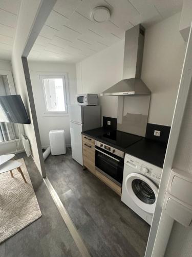 Il comprend une cuisine équipée d'une cuisinière et d'un lave-linge/sèche-linge. dans l'établissement Studio du Château, à Jonzac