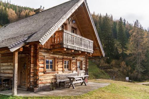 ラムサウ・アム・ダッハシュタインにあるBrandhof - Chalet am Bergのピクニックテーブル付きのログキャビン