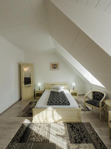 Un pat sau paturi într-o cameră la Hotel Claudiu